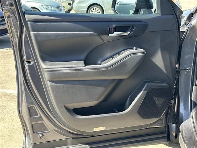 used 2022 Toyota Highlander car, priced at $31,200