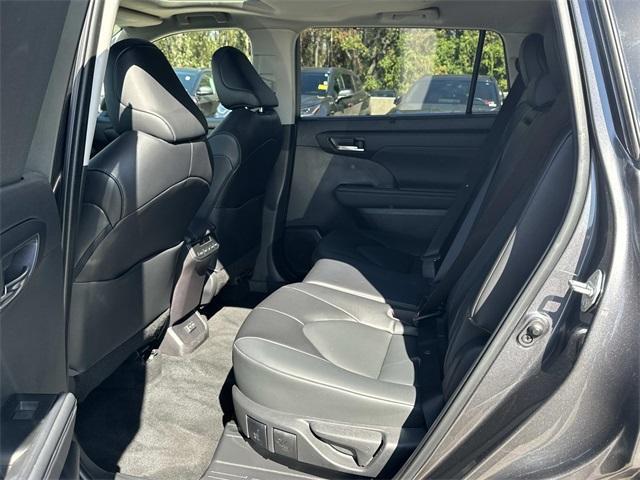 used 2022 Toyota Highlander car, priced at $31,200