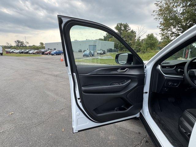 new 2025 Jeep Grand Cherokee car, priced at $46,560