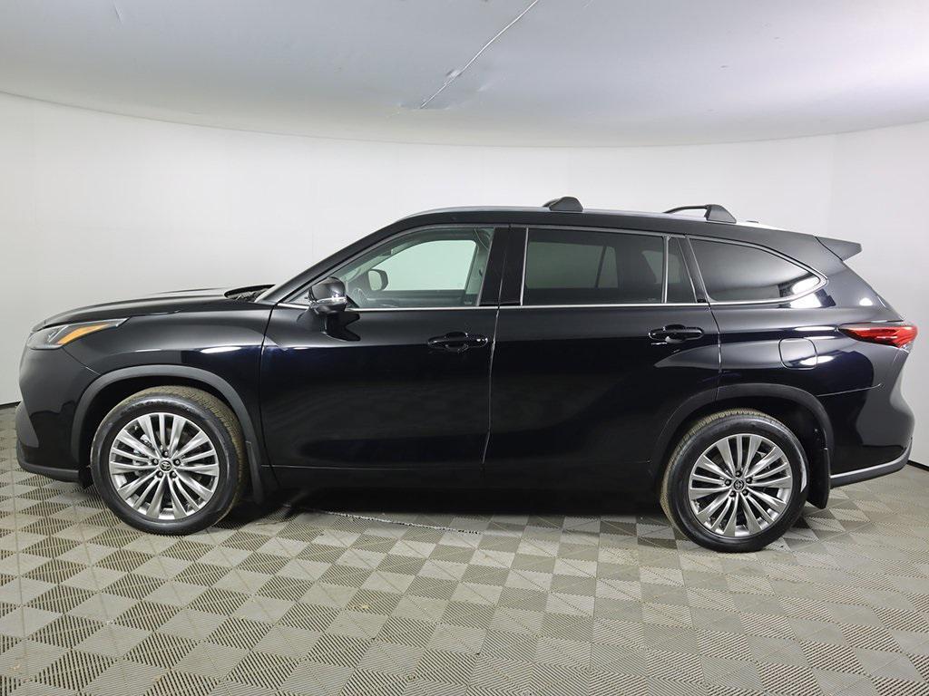 used 2022 Toyota Highlander car, priced at $41,397