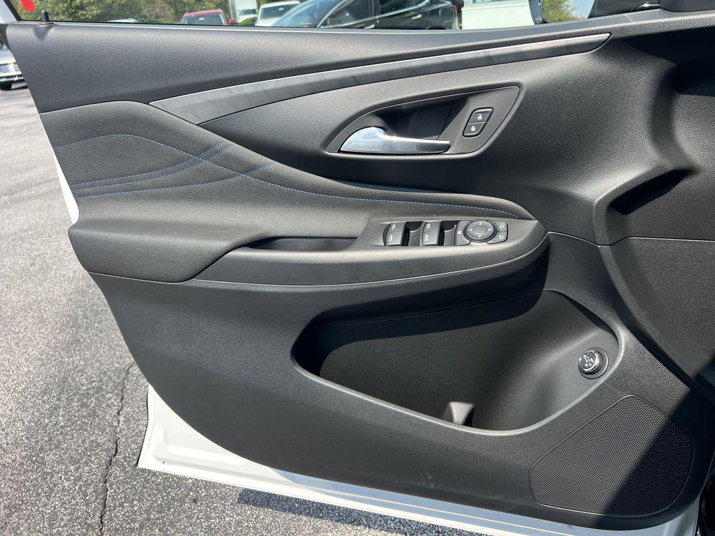 new 2025 Buick Envista car, priced at $32,475