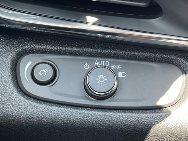 new 2025 Buick Envista car, priced at $26,935