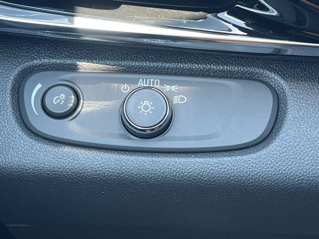 new 2025 Buick Envista car, priced at $29,475