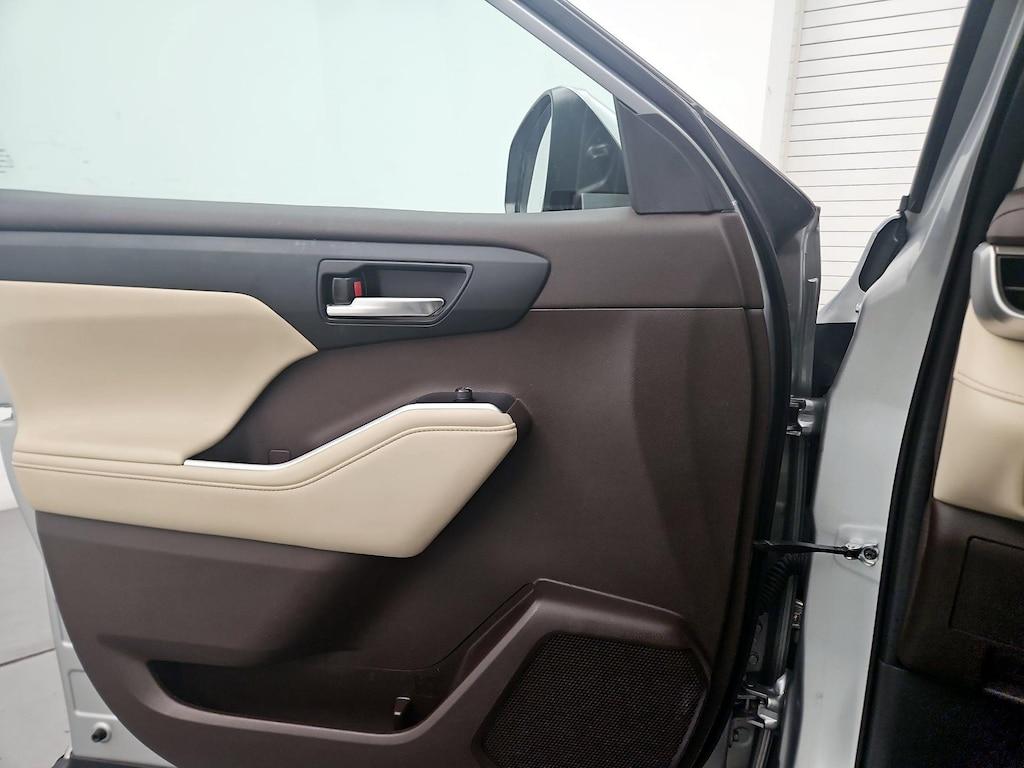 used 2021 Toyota Highlander Hybrid car, priced at $38,998