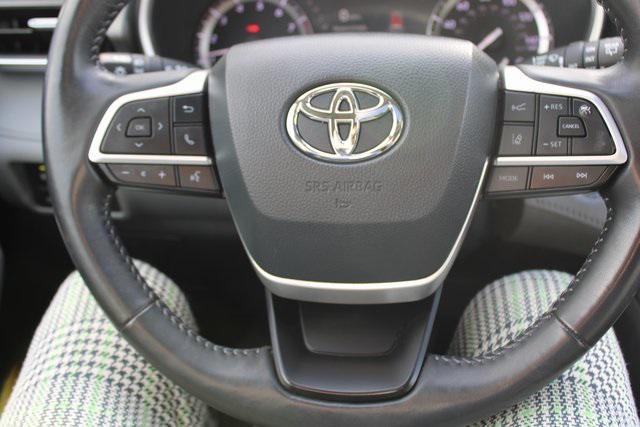 used 2022 Toyota Highlander car, priced at $39,900