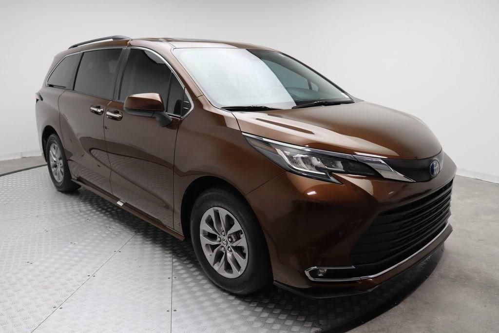 used 2022 Toyota Sienna car, priced at $37,957