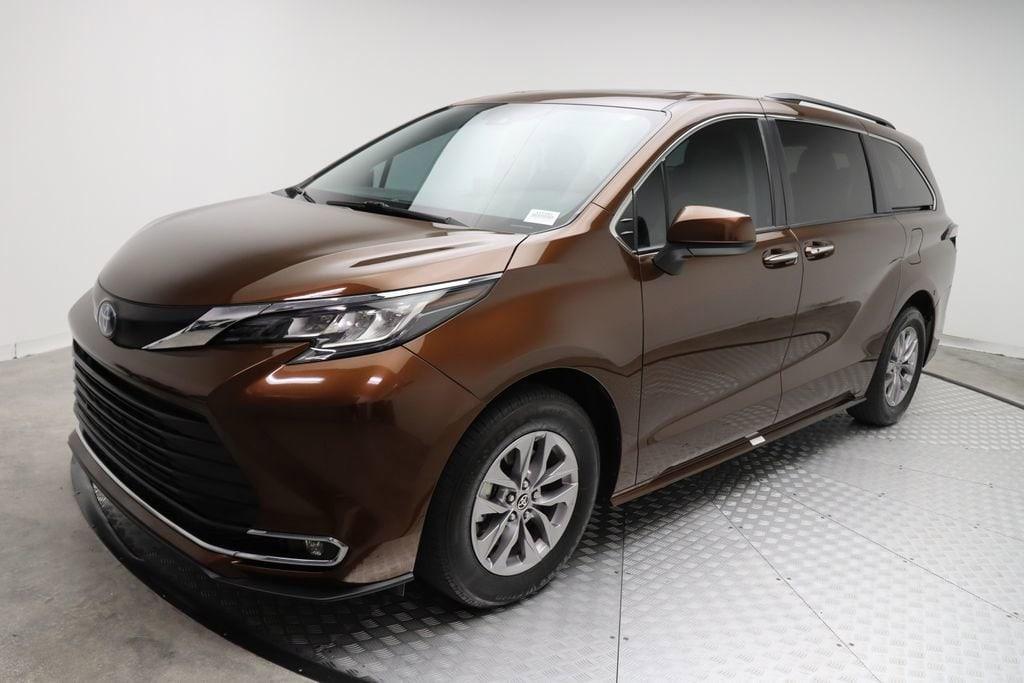 used 2022 Toyota Sienna car, priced at $37,957