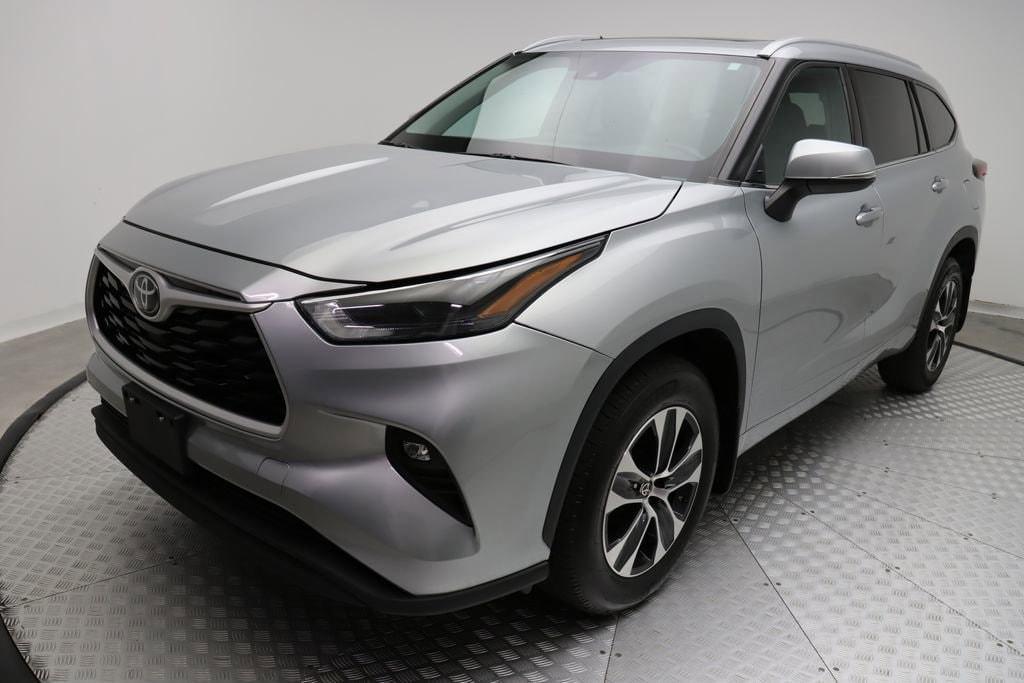 used 2022 Toyota Highlander car, priced at $32,477