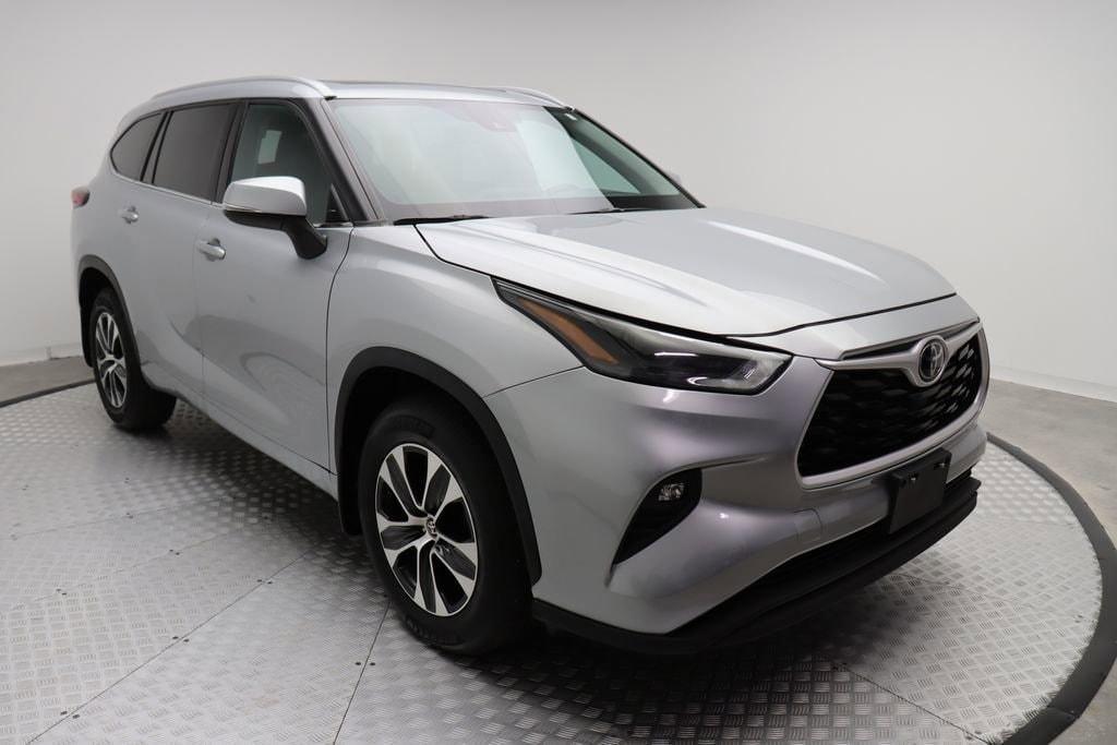 used 2022 Toyota Highlander car, priced at $32,477