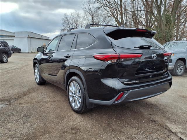 used 2022 Toyota Highlander car, priced at $32,004