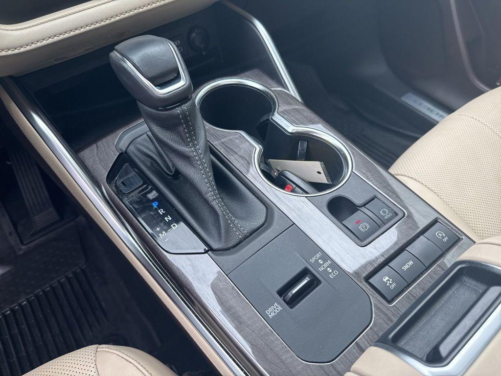 used 2022 Toyota Highlander car, priced at $34,991