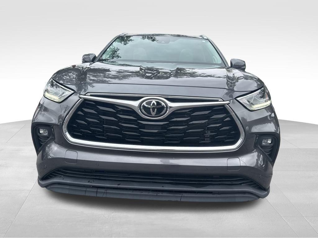 used 2022 Toyota Highlander car, priced at $34,991