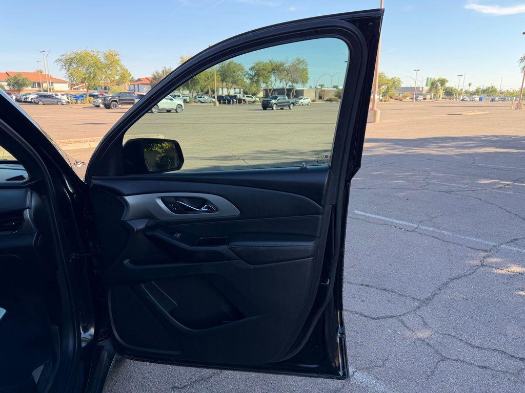 used 2023 Chevrolet Traverse car, priced at $25,990