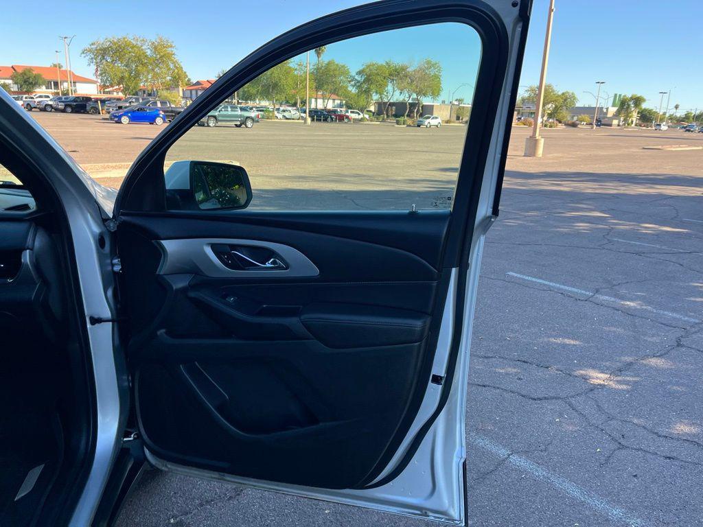 used 2022 Chevrolet Traverse car, priced at $23,995