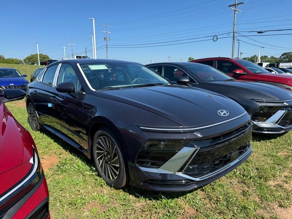new 2025 Hyundai Sonata Hybrid car, priced at $32,257