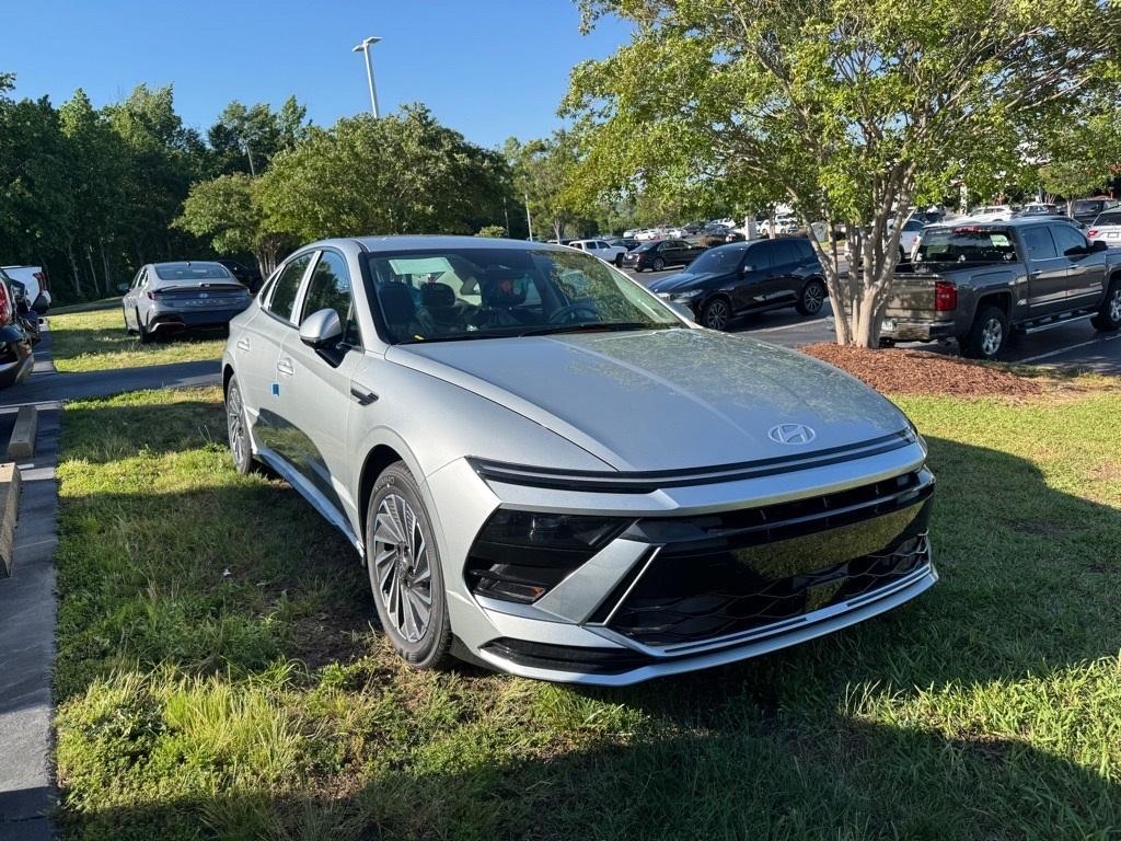 new 2025 Hyundai Sonata Hybrid car, priced at $32,278