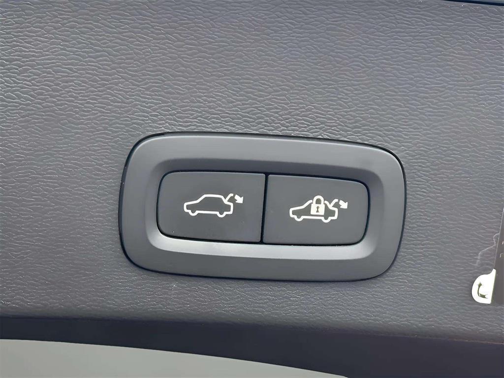 used 2020 Volvo XC40 car, priced at $20,721