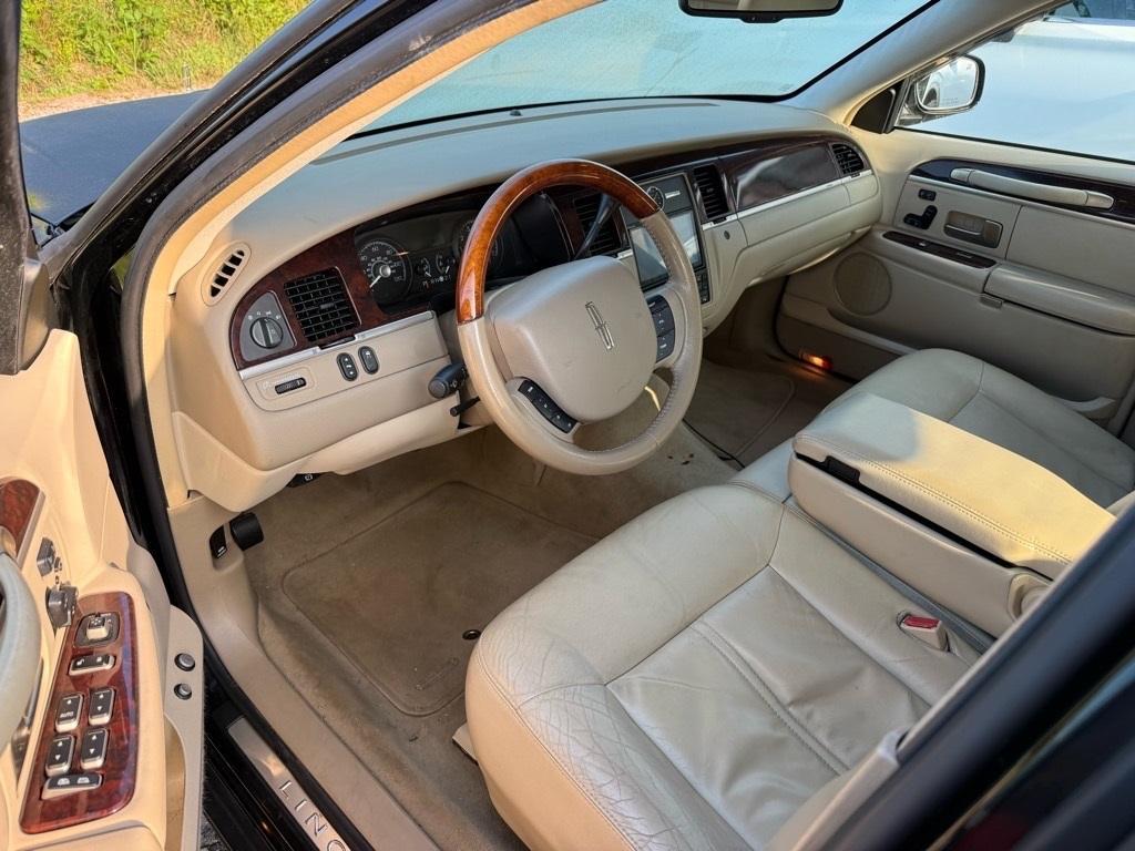 used 2008 Lincoln Town Car car, priced at $6,749