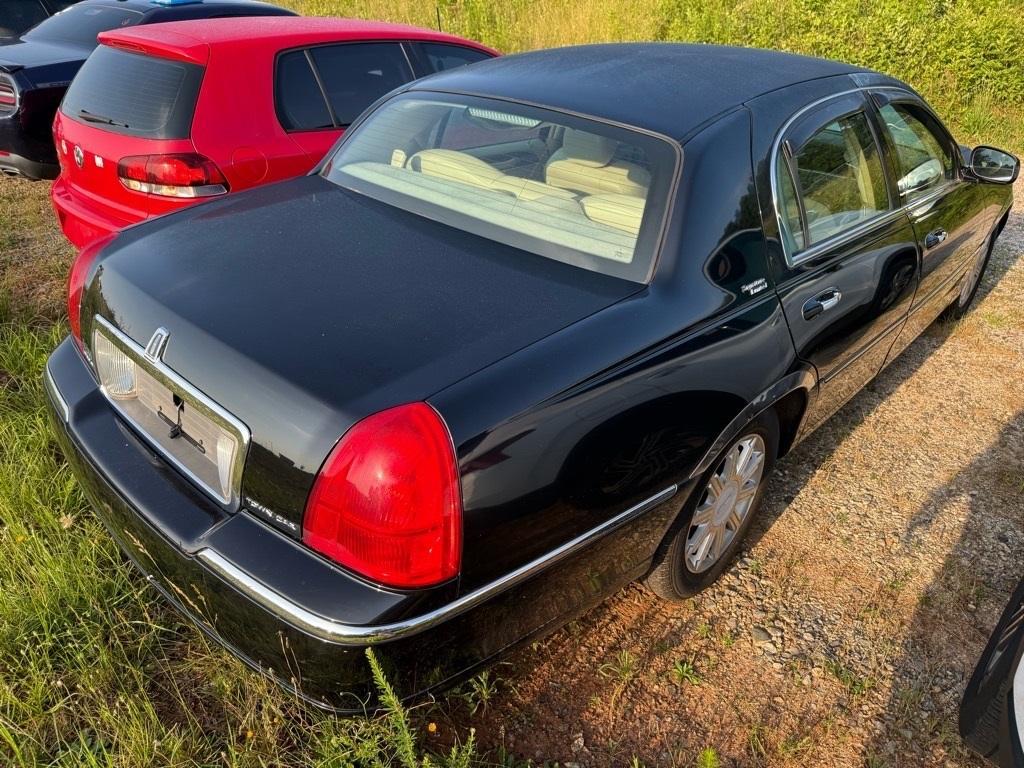 used 2008 Lincoln Town Car car, priced at $6,749