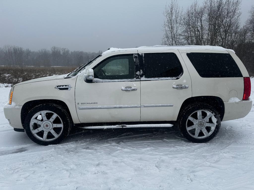 used 2009 Cadillac Escalade car, priced at $10,995