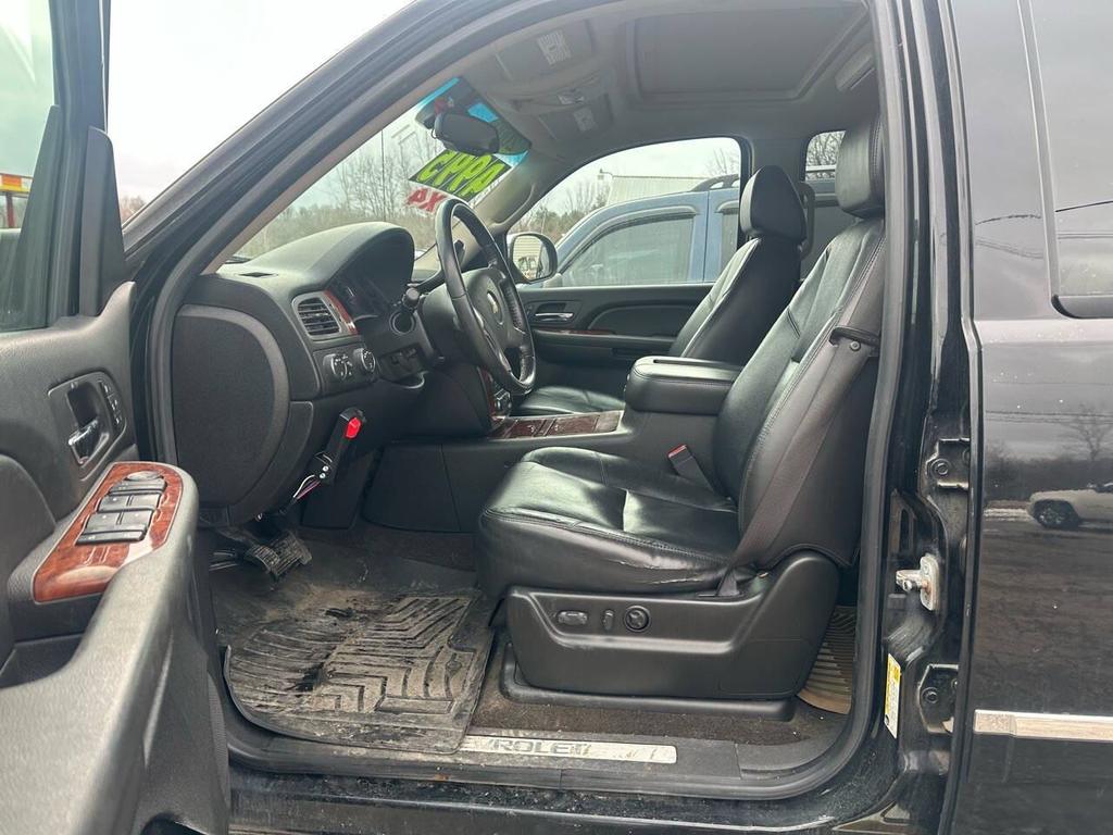 used 2009 Chevrolet Avalanche car, priced at $4,995