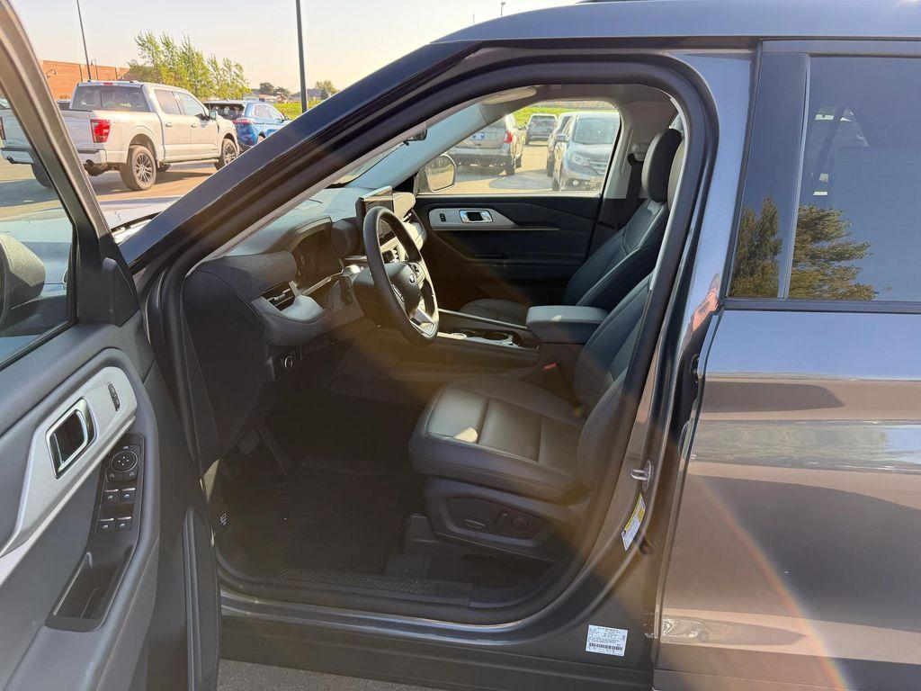 new 2025 Ford Explorer car, priced at $45,900
