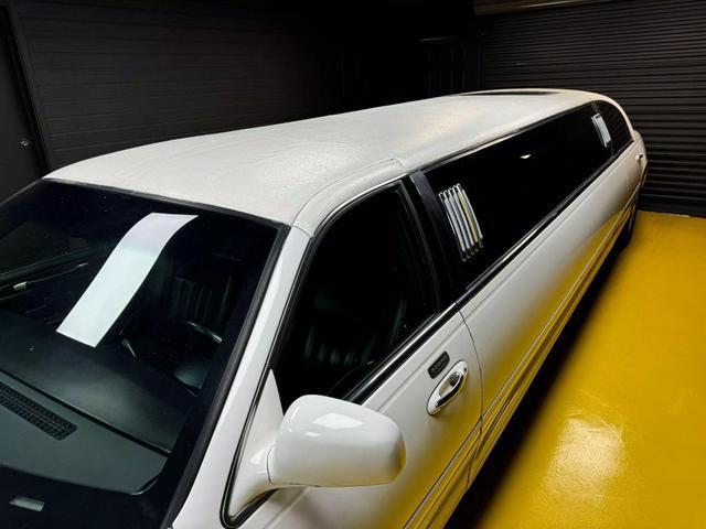 used 2004 Lincoln Town Car car, priced at $9,950