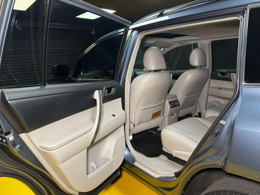 used 2013 Toyota Highlander car, priced at $13,333