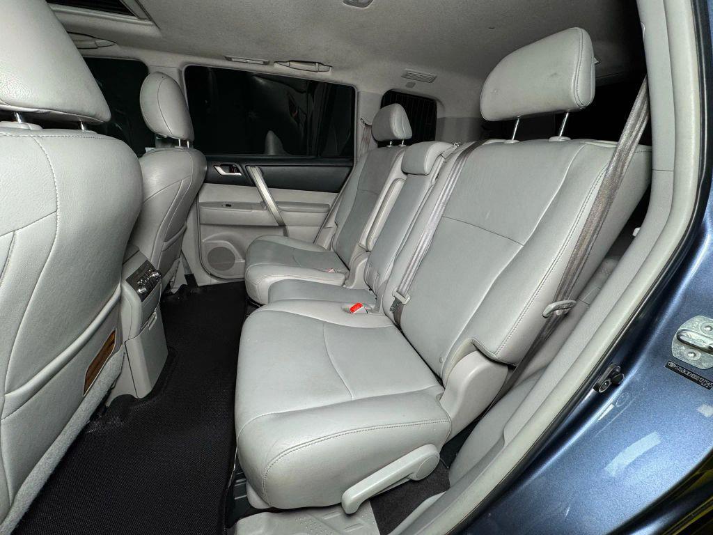 used 2013 Toyota Highlander car, priced at $13,333