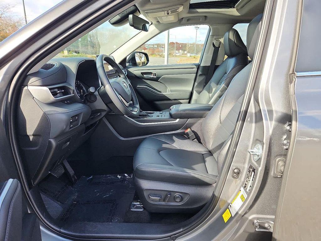used 2025 Toyota Highlander car, priced at $44,324