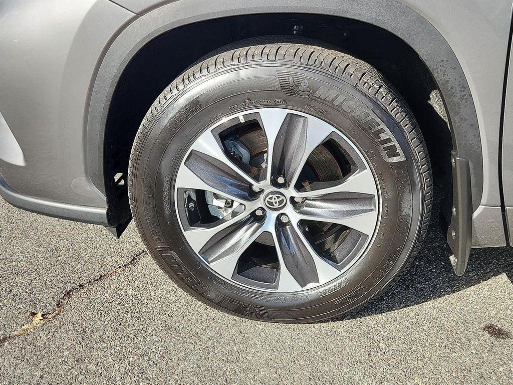 used 2025 Toyota Highlander car, priced at $44,324