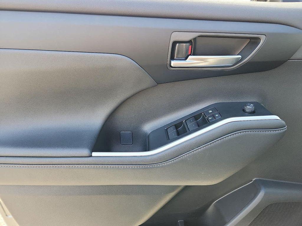 used 2025 Toyota Highlander car, priced at $44,324