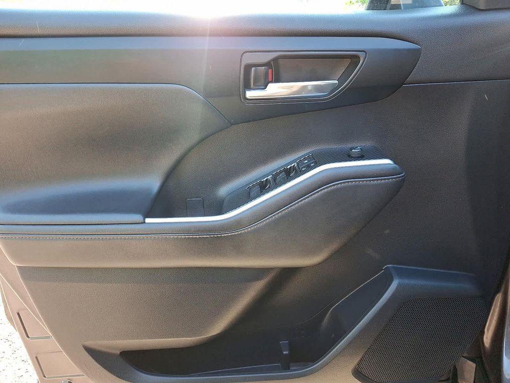 used 2021 Toyota Highlander car, priced at $37,269