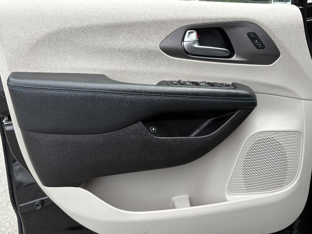 used 2021 Chrysler Pacifica Hybrid car, priced at $21,583