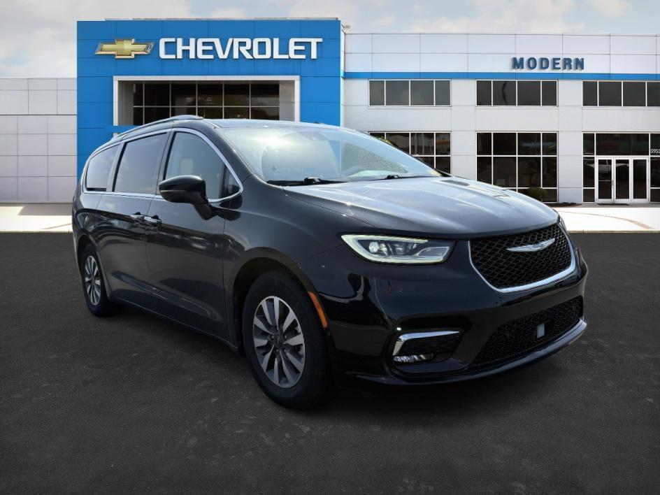 used 2021 Chrysler Pacifica Hybrid car, priced at $21,583