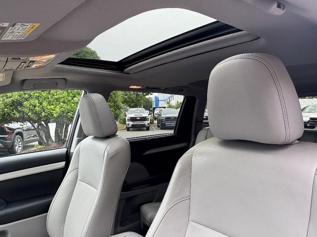 used 2016 Toyota Highlander car, priced at $21,988