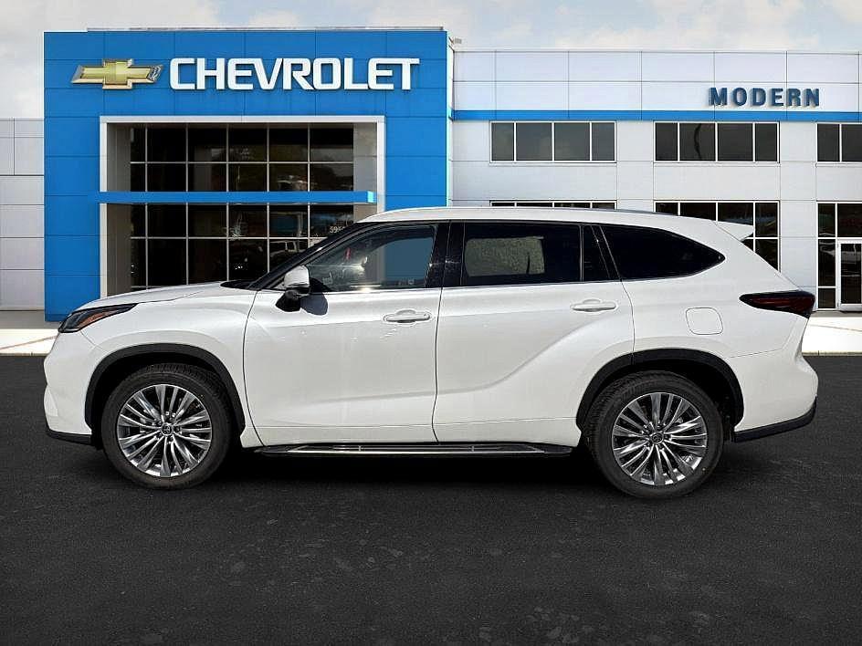 used 2023 Toyota Highlander car, priced at $42,815
