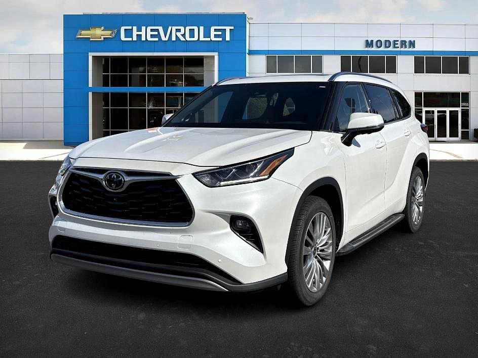 used 2023 Toyota Highlander car, priced at $43,886