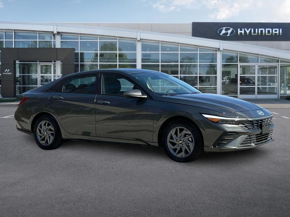 new 2025 Hyundai Elantra HEV car, priced at $27,031