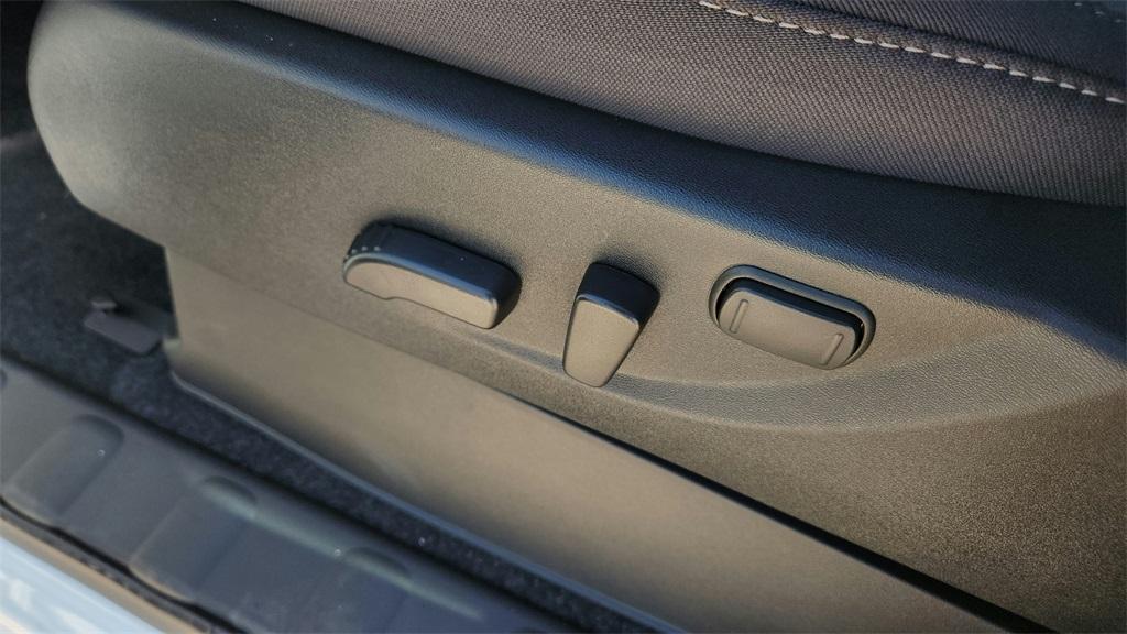 new 2025 Nissan Frontier car, priced at $39,112
