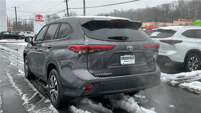 used 2022 Toyota Highlander car, priced at $37,995