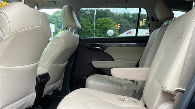 used 2022 Toyota Highlander Hybrid car, priced at $39,452