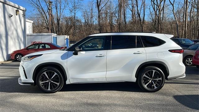 used 2022 Toyota Highlander car, priced at $39,995