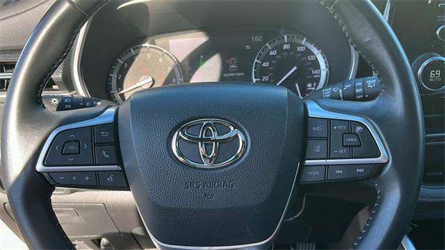 used 2022 Toyota Highlander car, priced at $39,995