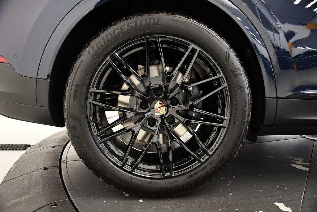 new 2025 Porsche Cayenne car, priced at $102,685