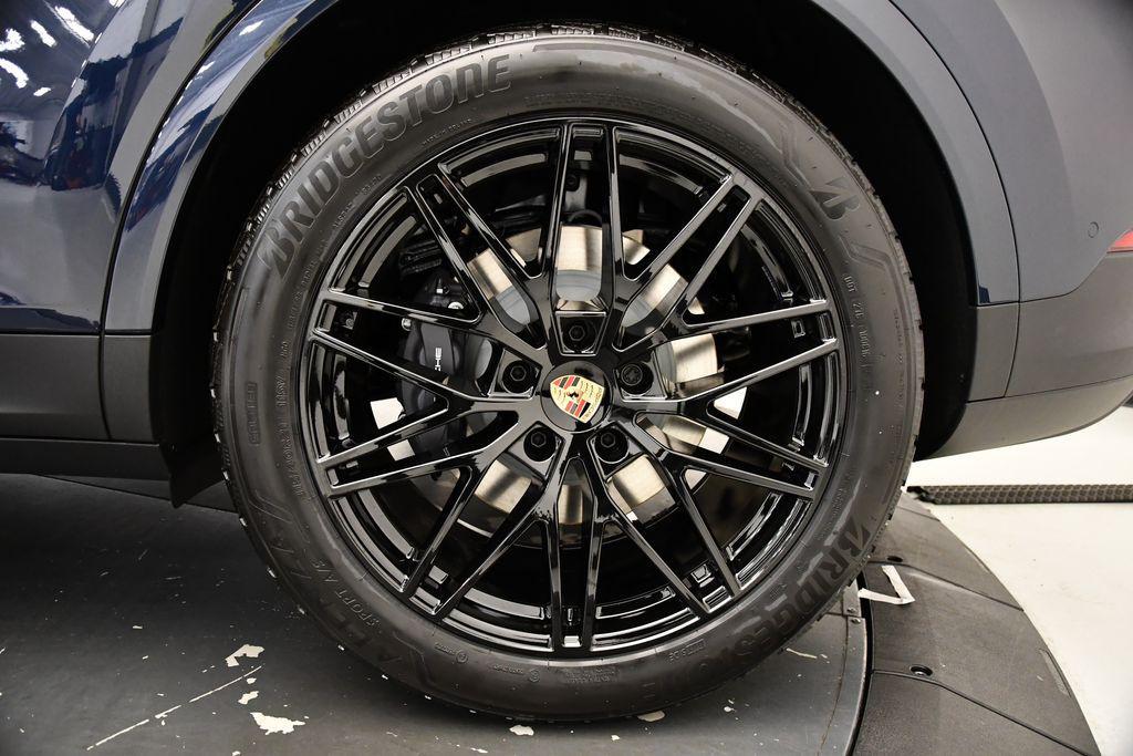 new 2025 Porsche Cayenne car, priced at $102,685