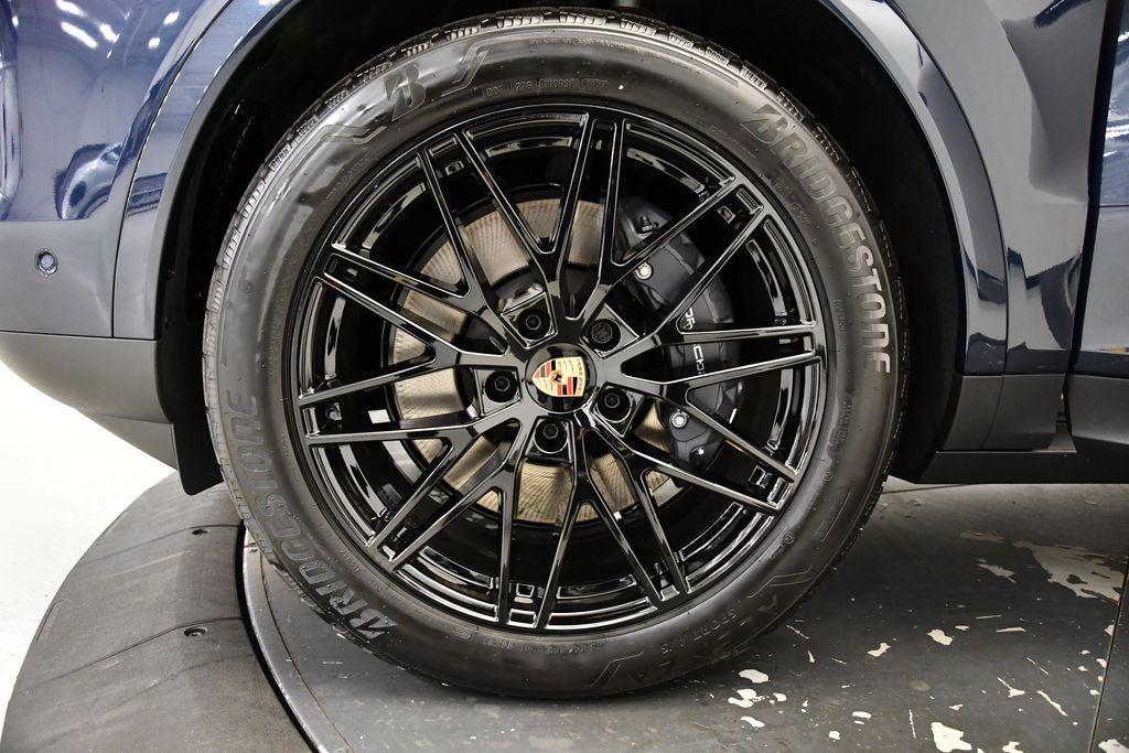 new 2025 Porsche Cayenne car, priced at $102,685