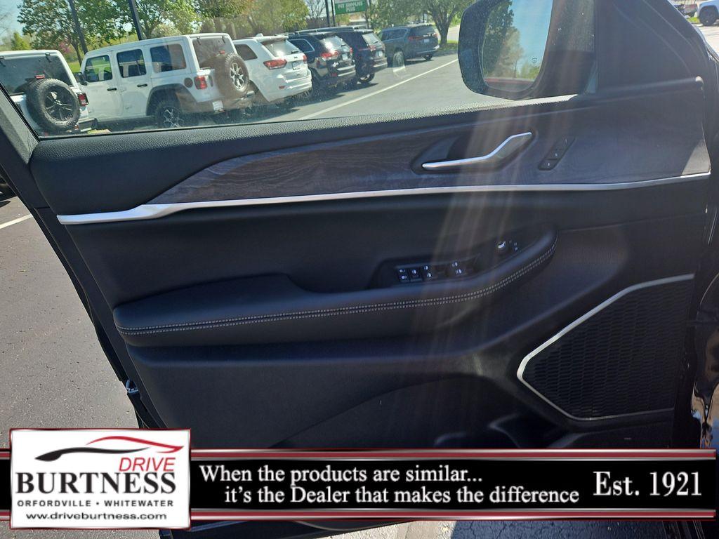 new 2025 Jeep Grand Cherokee L car, priced at $51,617