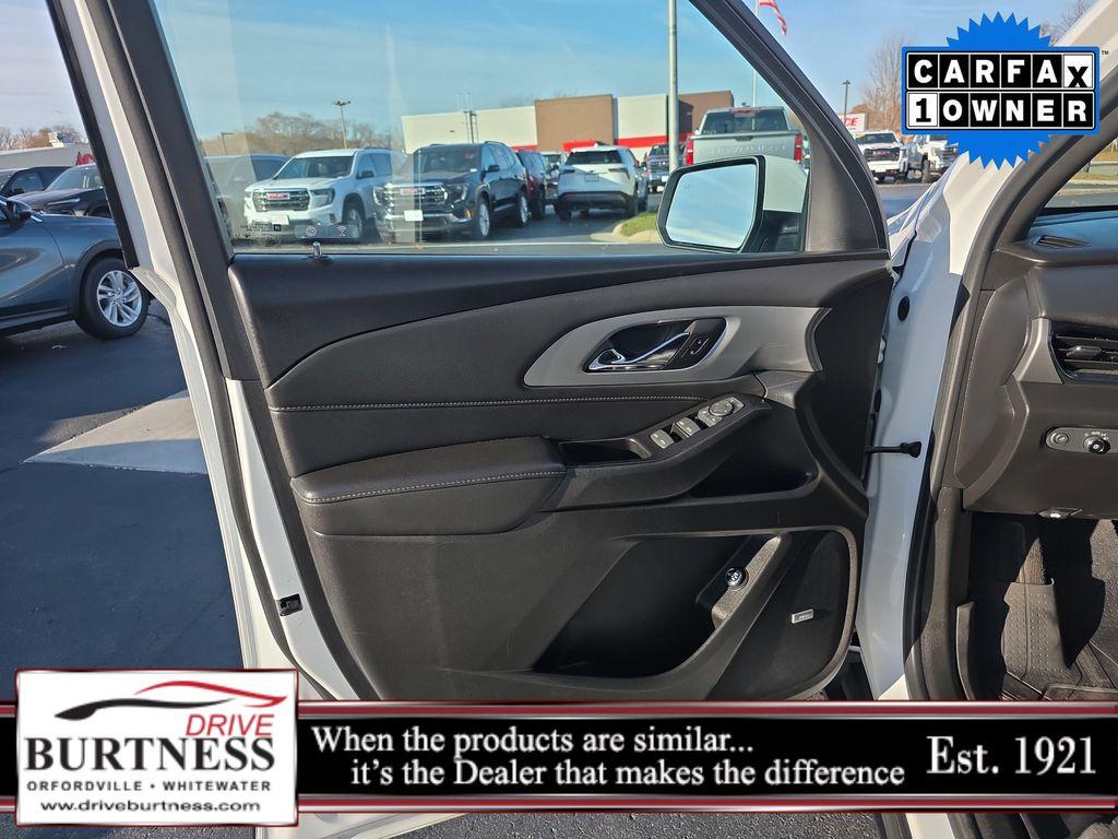 used 2023 Chevrolet Traverse car, priced at $31,804