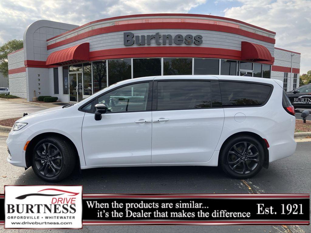 new 2026 Chrysler Pacifica car, priced at $42,944